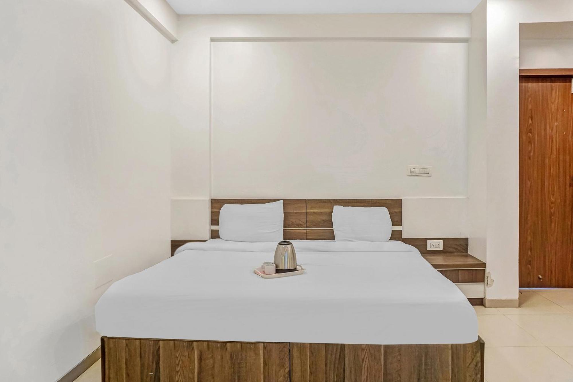 Super Townhouse The Upper Room Near Pune Airport Lohogaon Ngoại thất bức ảnh