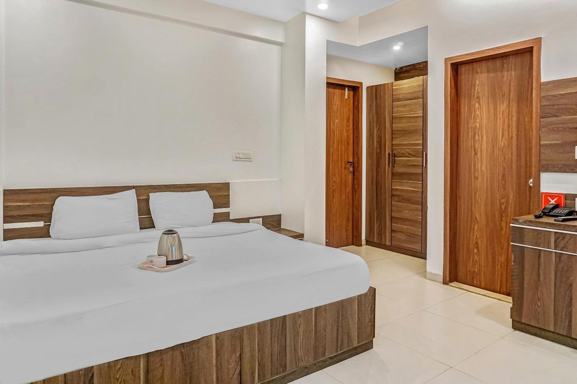 Super Townhouse The Upper Room Near Pune Airport Lohogaon Ngoại thất bức ảnh